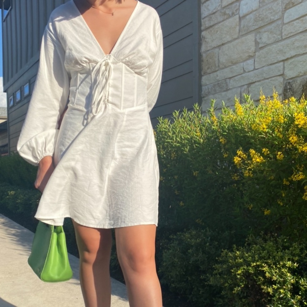 super sweet white milkmaid/corset dress. ribbed and cinches in the back.